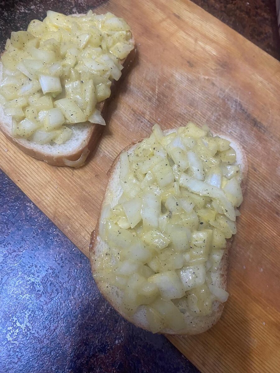 Подготавливаем вот такие бутерброды.