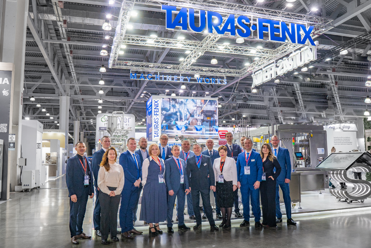 Команда отдела продаж и маркетинга на стенде Таурас-Феникс