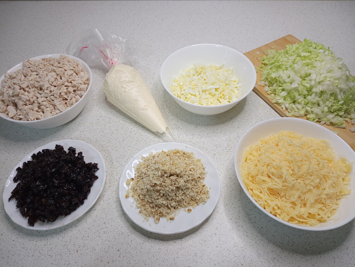 Измельчённые ингредиенты для салата.