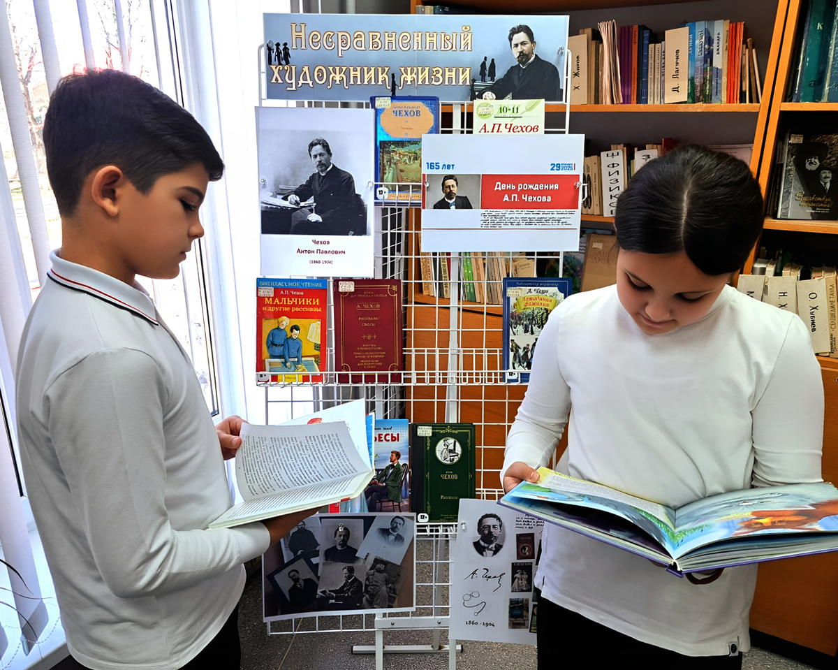 Читатели КЧРДБ им. С. П. Никулина - участники мероприятий, посвященных 165-летию со дня рождения А. П.Чехова. Фото Светланы МЕРКУЛОВОЙ.