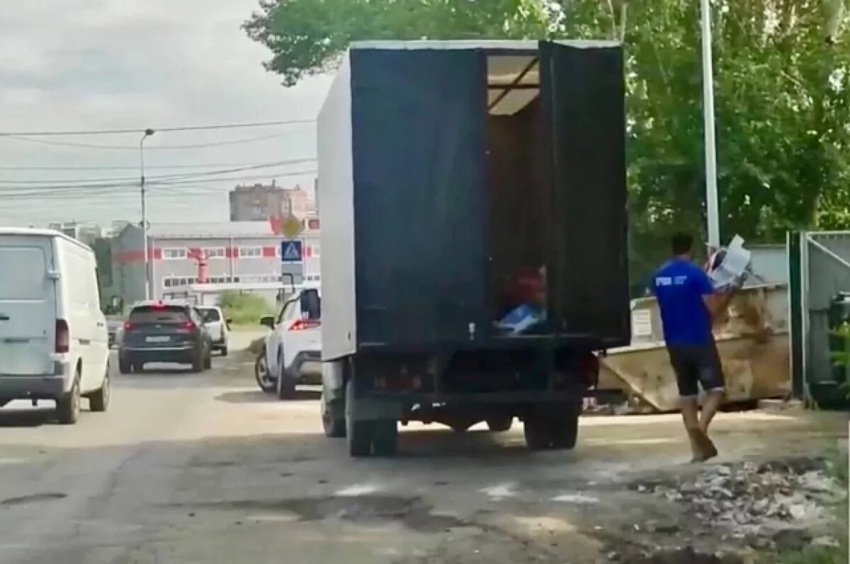    В Омске компания подбрасывала строительный мусор в контейнеры ТКО