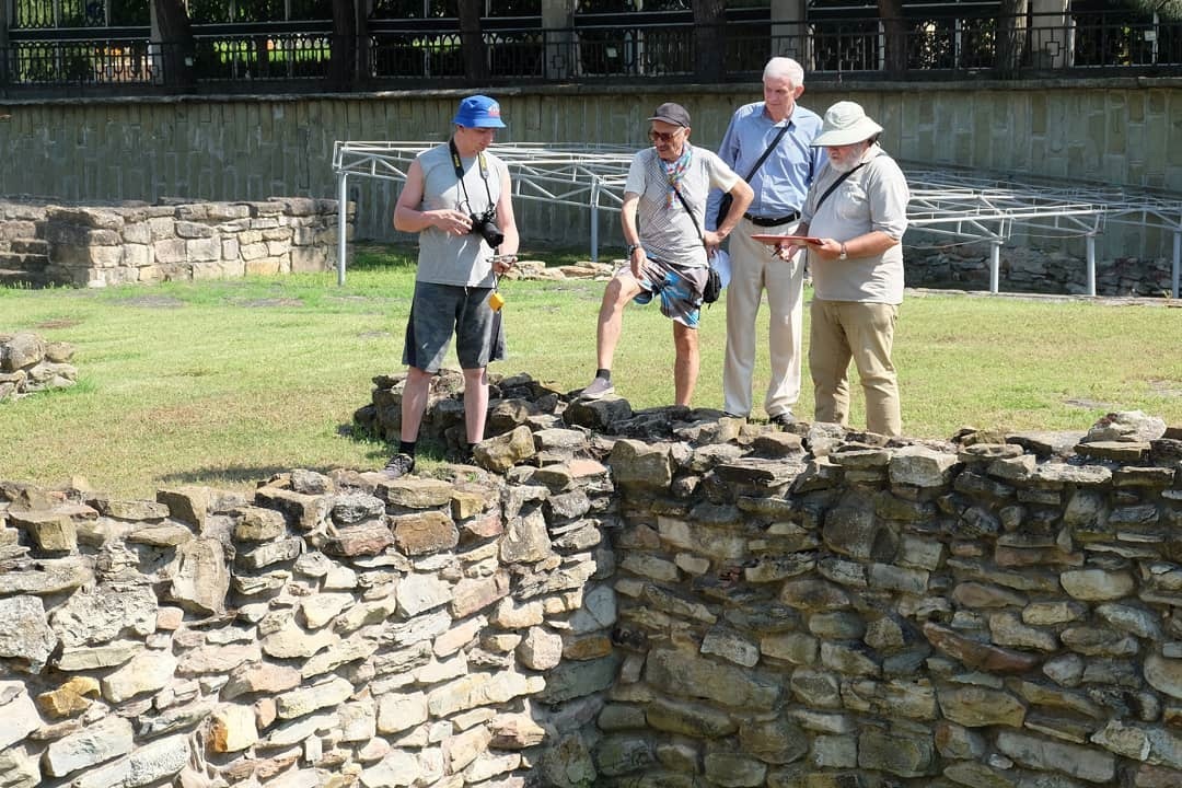Археосейсмологи в Горгиппии. 2019 г. В составе группы ученых доктор геолого-минералогических наук, заведующий лабораторией Института физики Земли РАН Андрей Михайлович Корженков, доцент Института океанологии г. Варна, доктор наук, геофизик Орлин Василев Димитров и профессор горнодобывающего геологического университета г. София, доктор наук Бойко Рангелов.