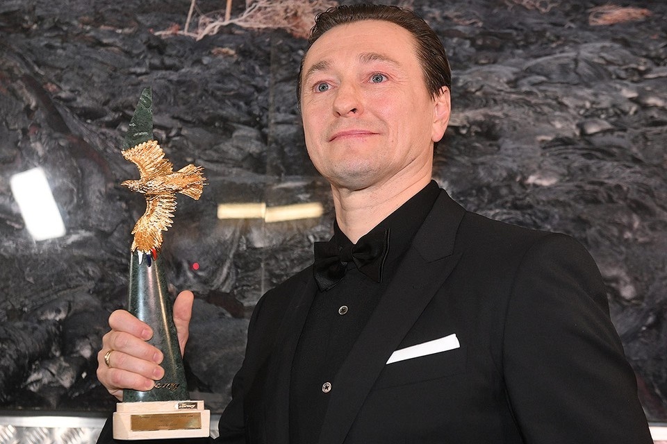 Безруков "на коне" и с орлом... Фото Яндекс.Картинки. 