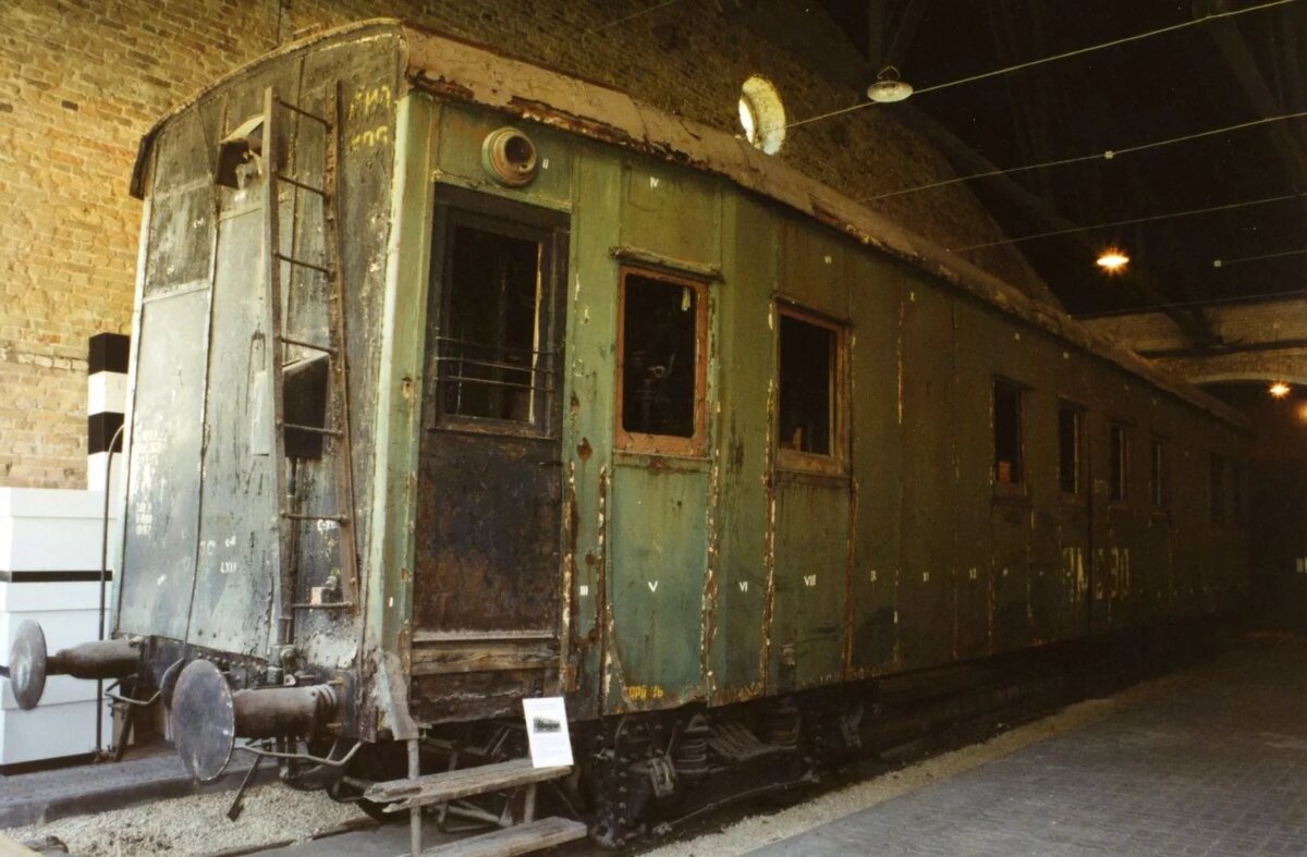 "Старинный железнодорожный вагон перед началом реставрации: история, ждущая второго дыхания" 🚂🔧