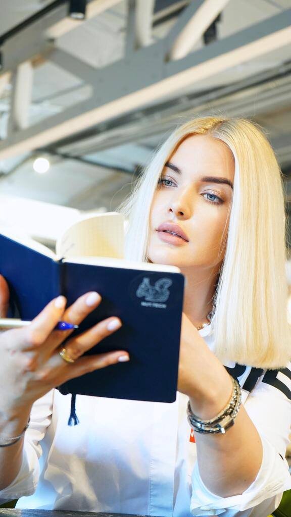 Мир не изменить, но его можно принять и адаптироваться к происходящему 