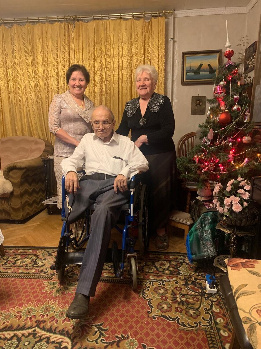 Доктор, его жена и дочь.