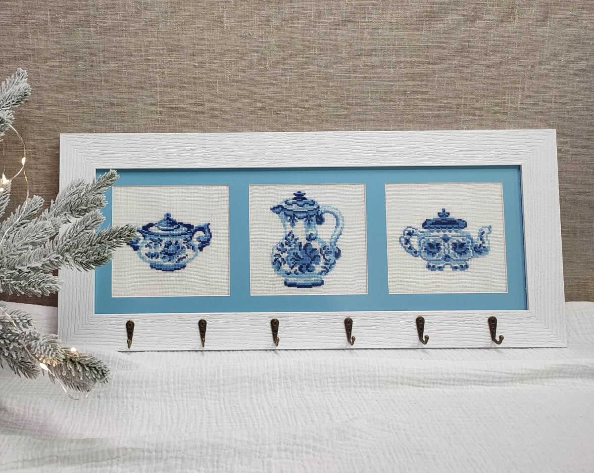 Оформление вышивки крестиком в раму с акриловым стеклом и крючками для полотенец от багетной мастерской Галерея РА