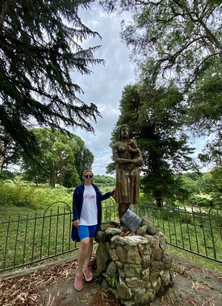 Памятник у роддома в Адзюбже 