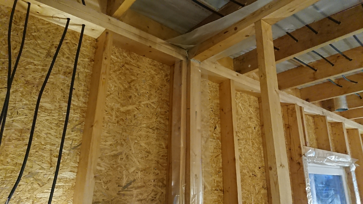 Закладная полоса пароизоляции на примыкании каркаса межкомнатной перегородки к наружной стене.