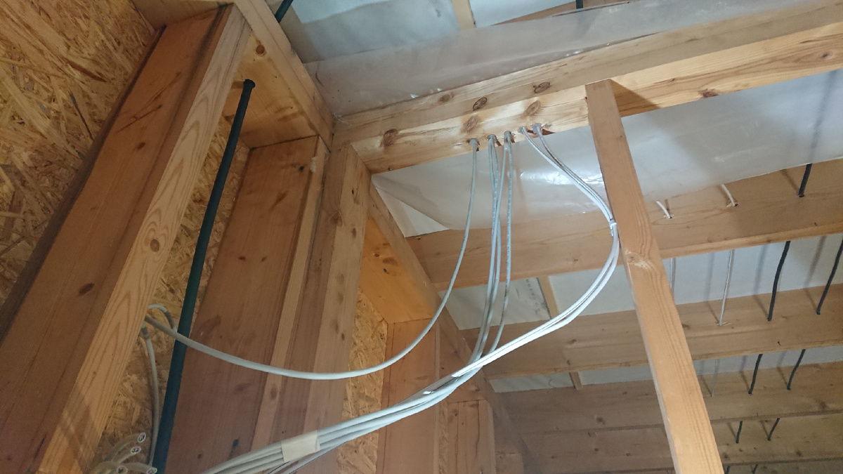 Закладная полоса пароизоляции сверху каркаса межкомнатной перегородки