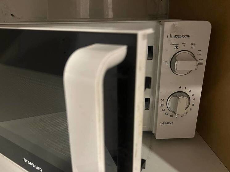     Жители дома на улице Гагарина в Мурманске страдают от скачков перенапряжения из-за соседнего магазина. Фото: «МК в Мурманске»