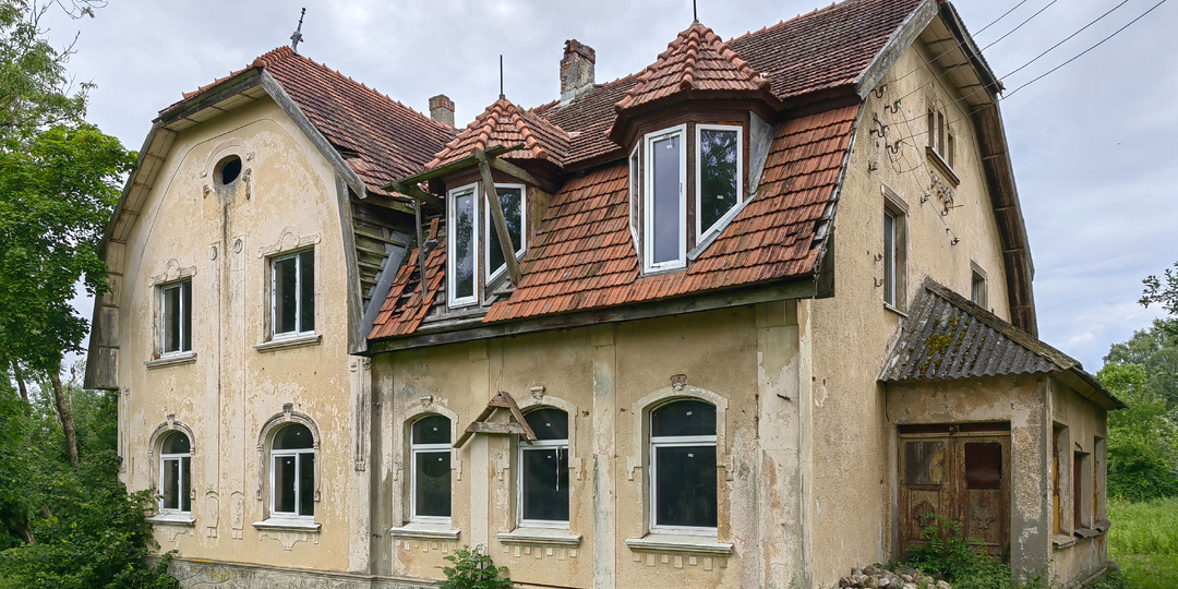 пос. Большаково с узкоколейной железной дорогой и симпатичным центром, мощёным булыжником (Калининградская область)