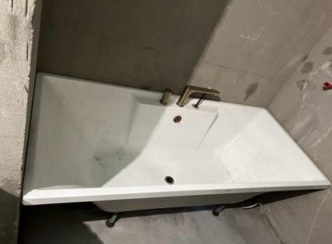Ванна совершенно новая! Не понравился дизайн - отдали меньше чем за пол цены! 