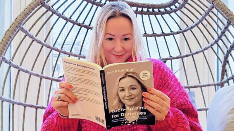 Книга «Зои», сочиненная искусственным интеллектом, досталась журналистке от подруги, в качестве подарка на Рождество.