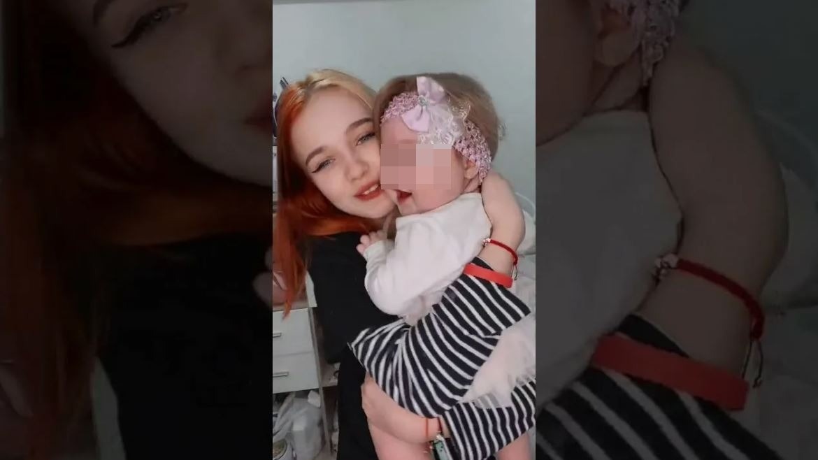 Фото с дочкой, малышке исполнялось 7 месяцев. Соцсети