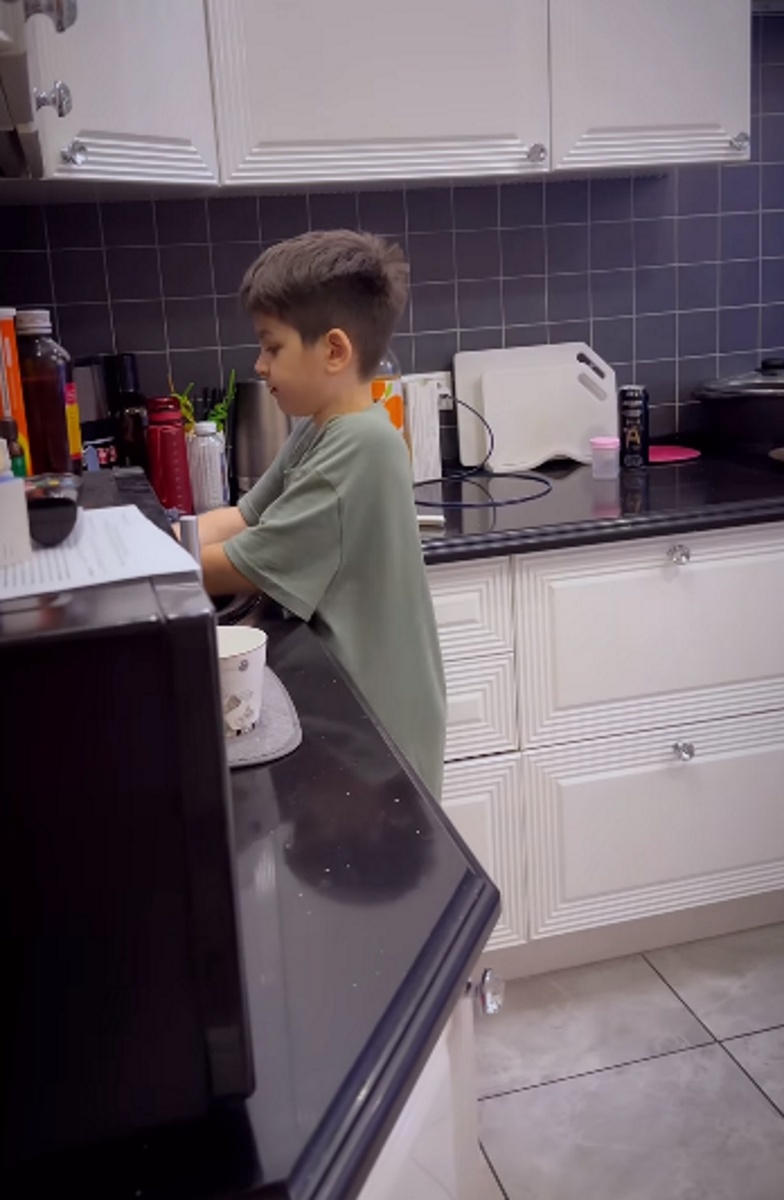 Сын Юлии Колисниченко помогает маме по хозяйству. Фото: соцсети