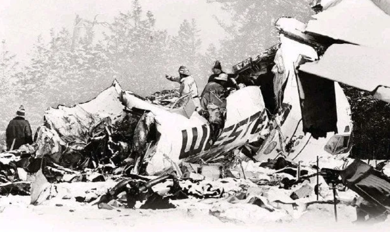 Пожарные осматривают обломки рейса 314 после крушения. Источник изображения: The Calgary Herald
