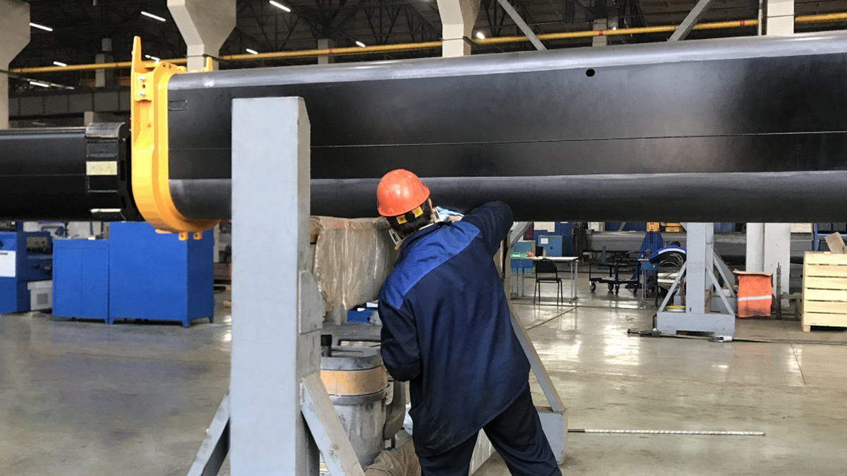 Смазка для автокрана. Нанесение MODENGY PTFE-A20 на секцию телескопической стрелы. Источник изображения: modengy.ru