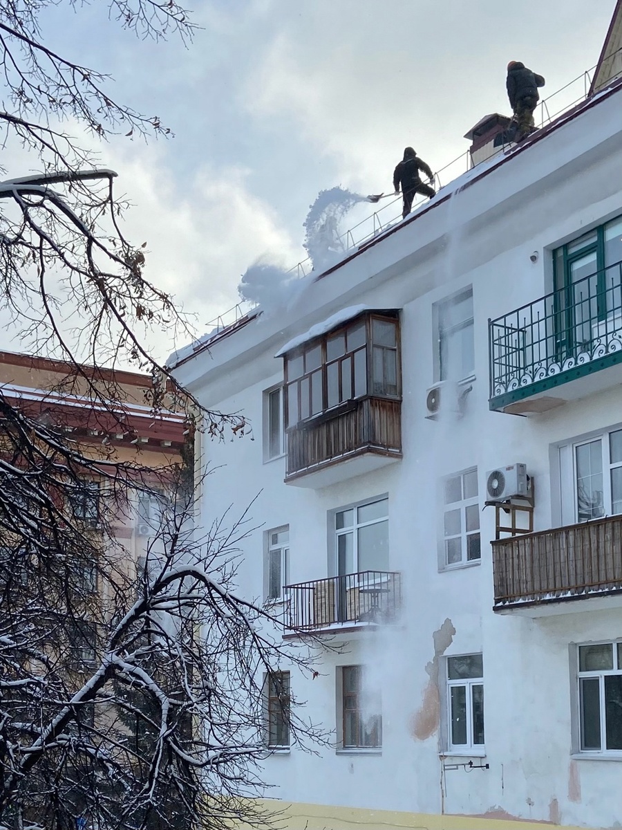 Сразу с крыш убирают снег