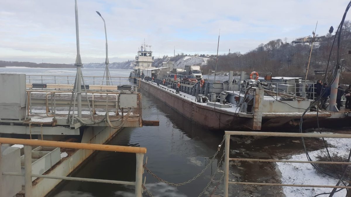    Работа парома организована в Павлове на время демонтажа наплавного моста