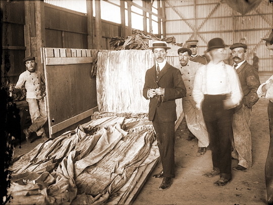 Сантос-Дюмон в своей мастерской с сотрудниками. источник — http://santos-dumont.cartum.zip.net