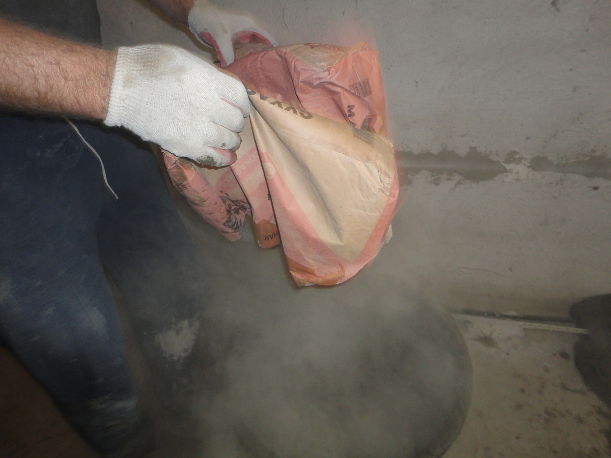 Высыпте его в строительное ведро или таз