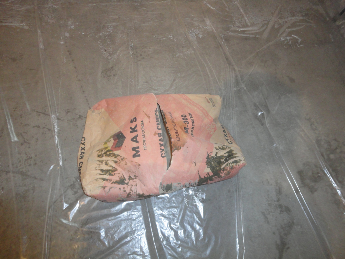 Разрезайте мешок с пескобетоном