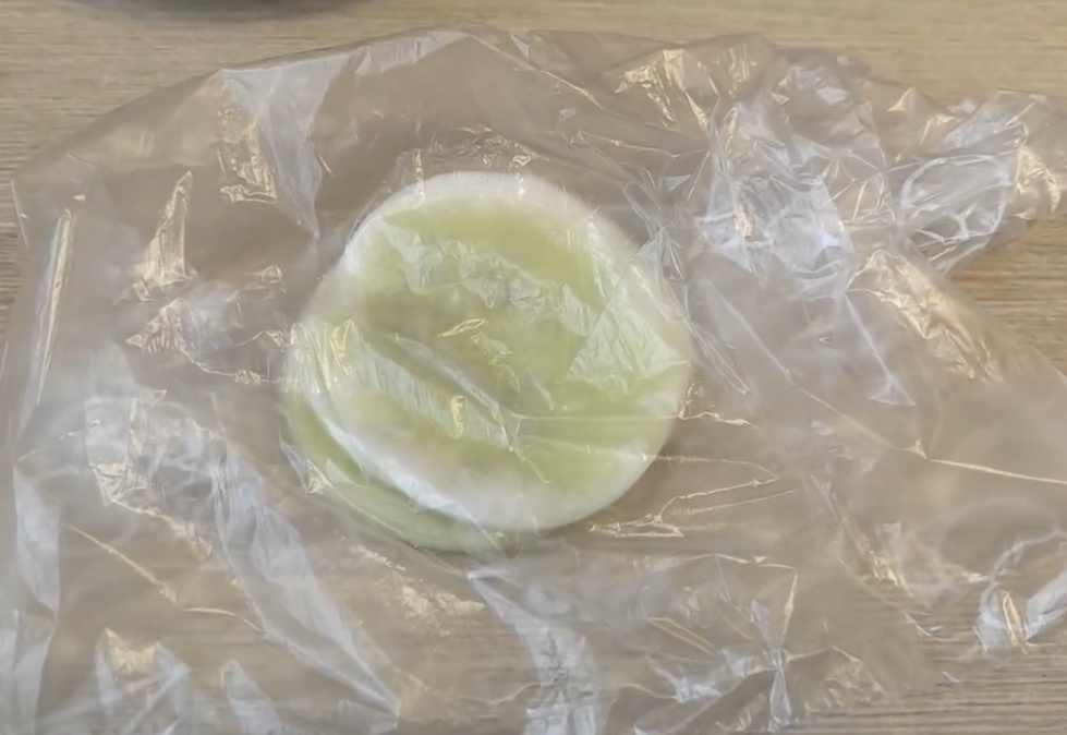 Если батарея сильно горячая положите сначала полотенце, а потом пакет с семенами.