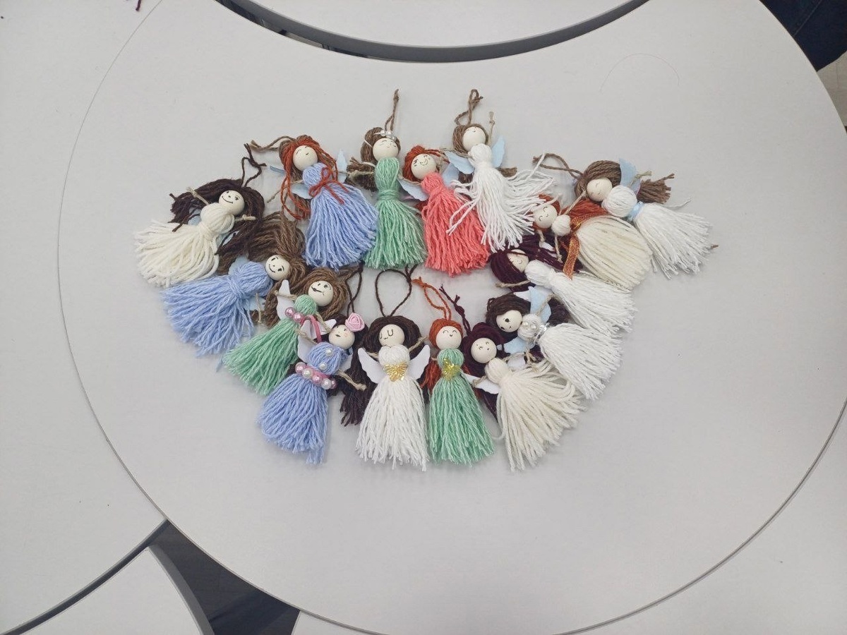    В Курске школьники изготовили талисманы для российских военнослужащих