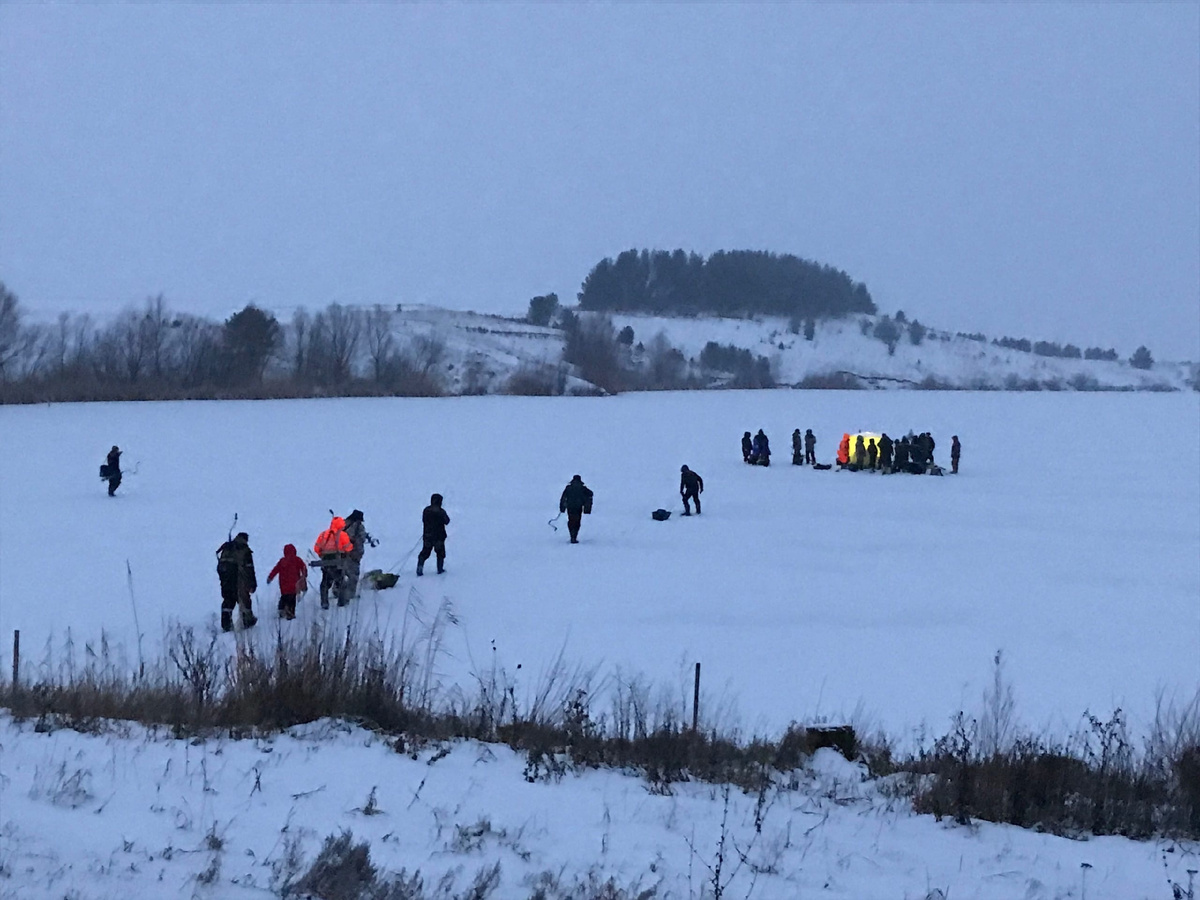 Рыбоки, добираются до места регистрации участников.