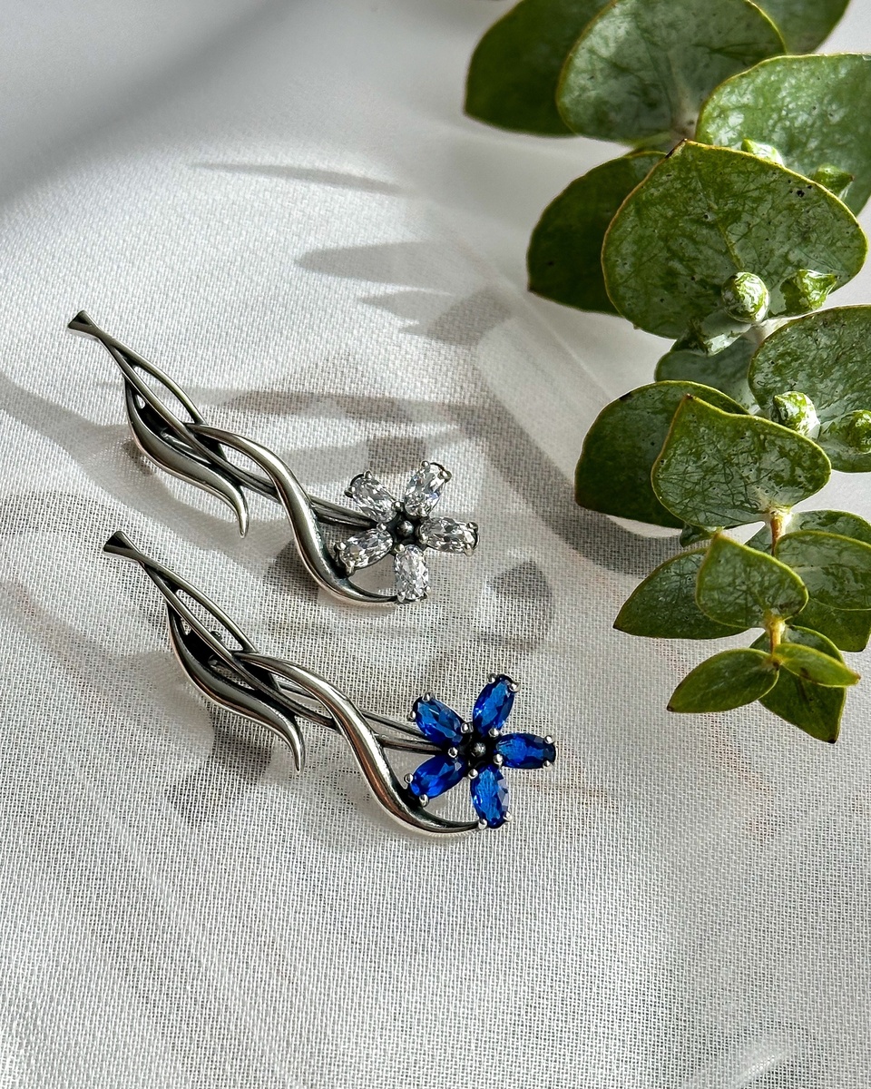 Брошь с белым фианитом: https://серебрянаяптица.рф/katalog/broshi/brosh-14815744f_14815744f/ брошь с синей иск. шпинелью: https://серебрянаяптица.рф/katalog/broshi/brosh-13815744-4_13815744-4/