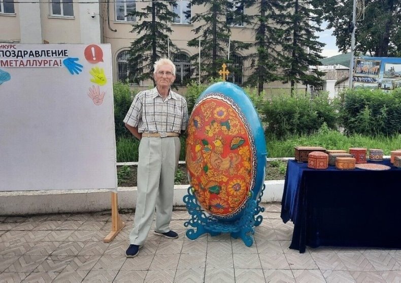 Бутафорское пасхальное яйцо необычного размера - творение рук петровского мастера