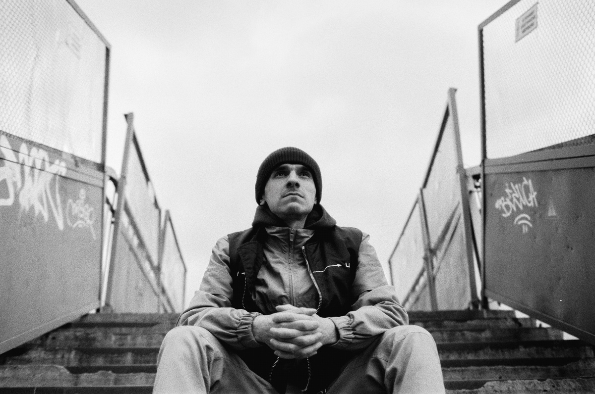 Весна 2024. Сижу сложа руки и жду, когда заказы на голову упадут. Фотограф Сергей Анищенко.