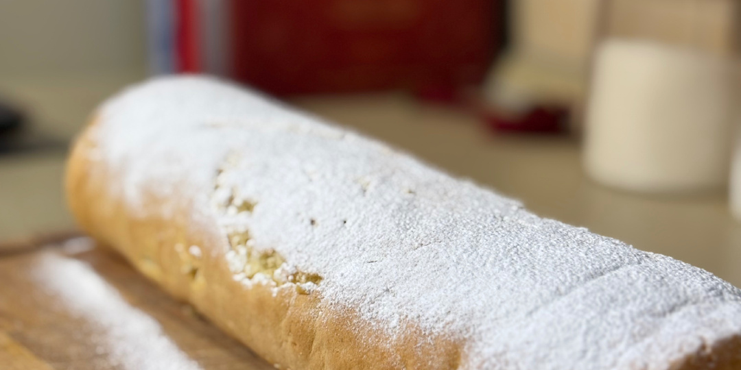 Бисквитный рулет с вишнёвым джемом🍒