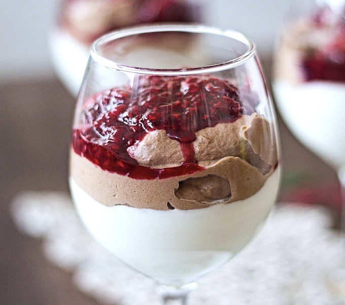 Шоколадный мусс с малиной