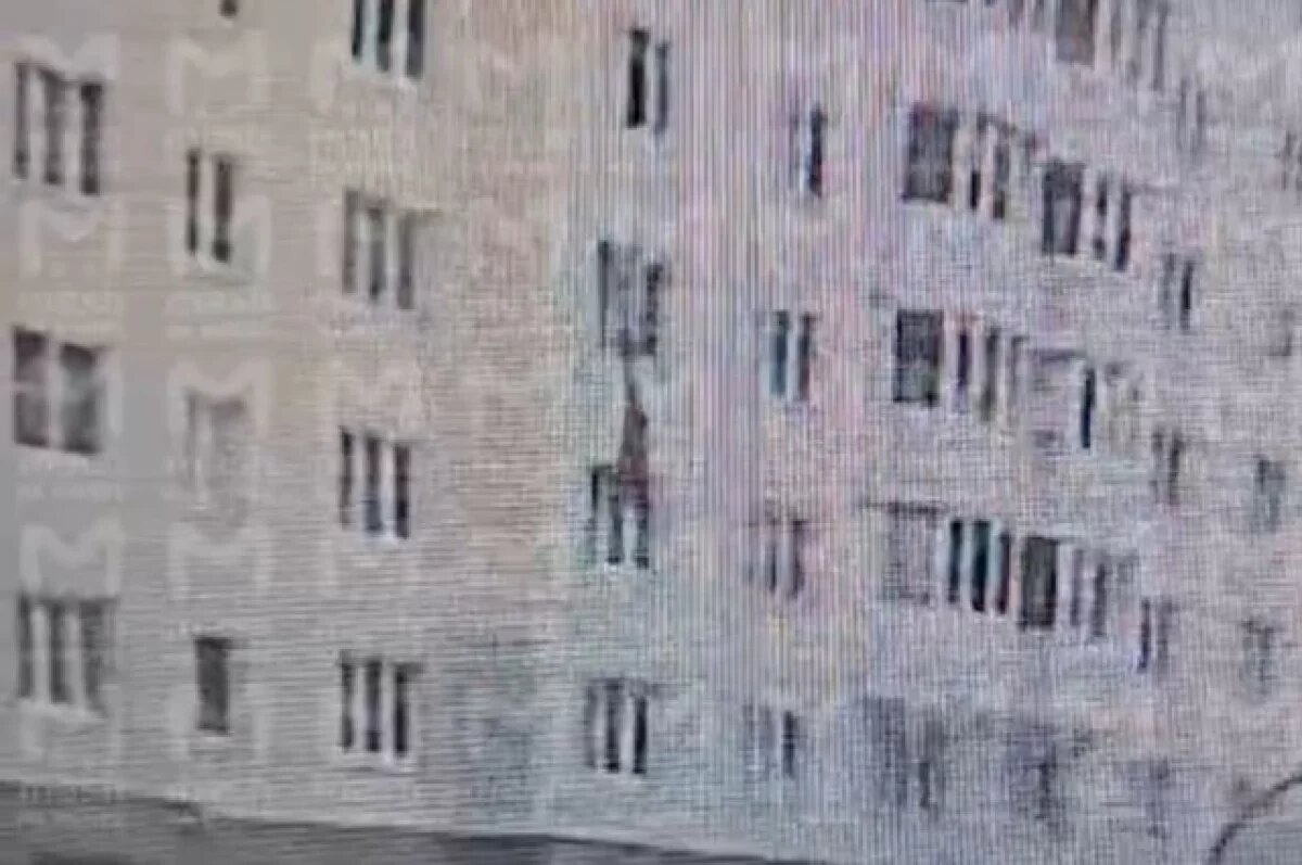    Парень-инвалид упал с 5 этажа при попытке сбежать из дома по простыням