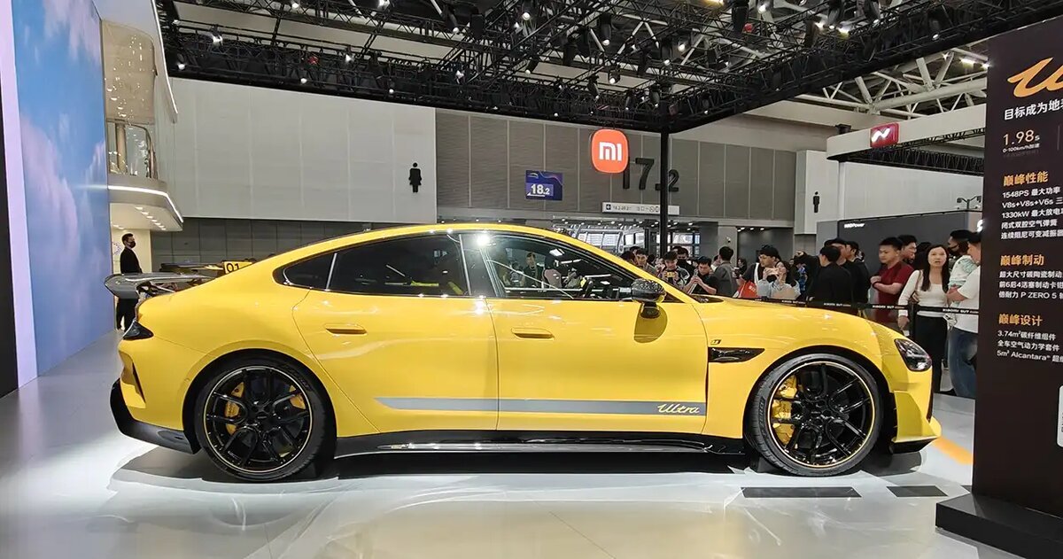 Xiaomi SU7 Ultra вид сбоку