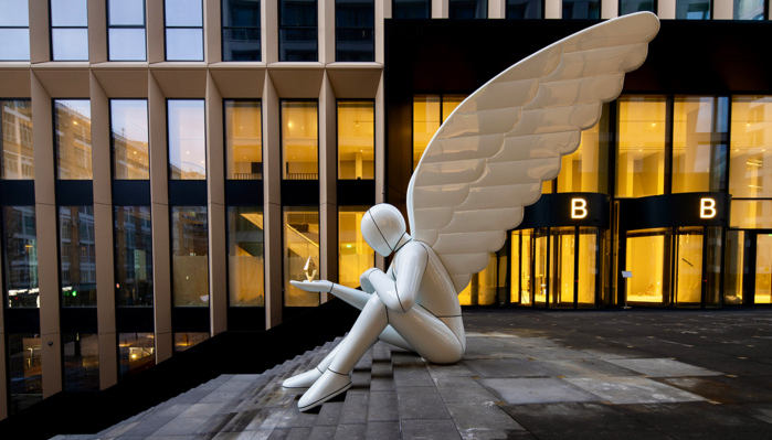 Арт-объект "Ангел" на главной площади STONE Towers