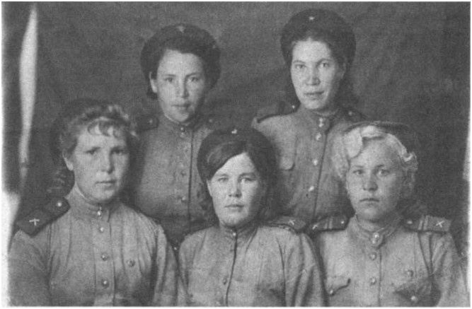 В  первом ряду в центре – отличник боевой и политической подготовки ефрейтор войск противовоздушной обороны Нина Федоровна Ермакова