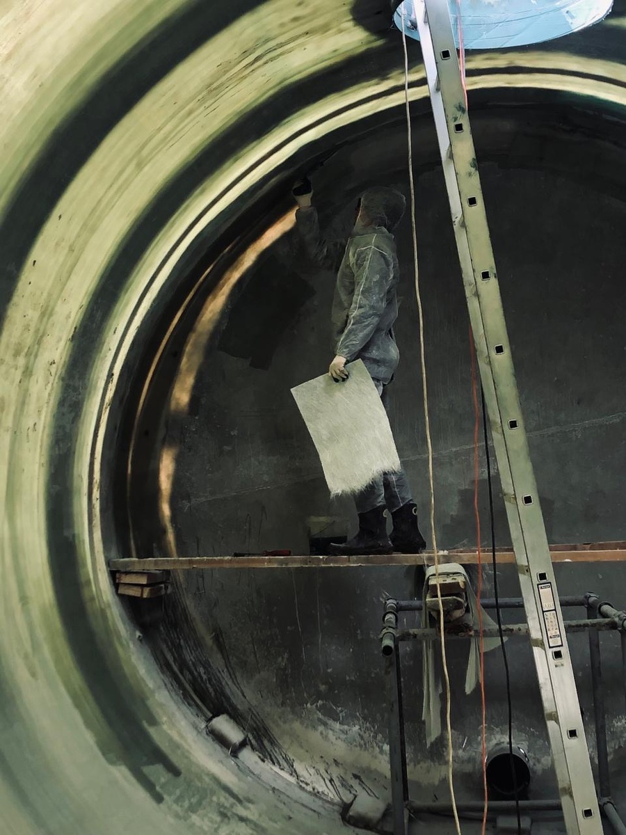 Поэтапная формовка подготовленной поверхности резервуара.