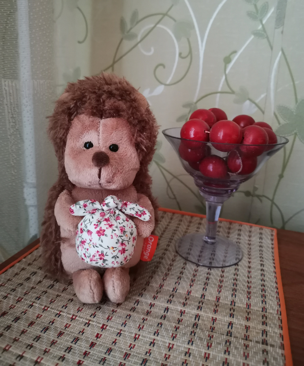 Интересно, что там у него в узелке) 