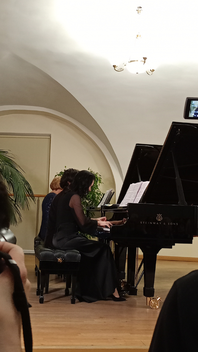 Играют четверо в восемь рук на двух фортепиано