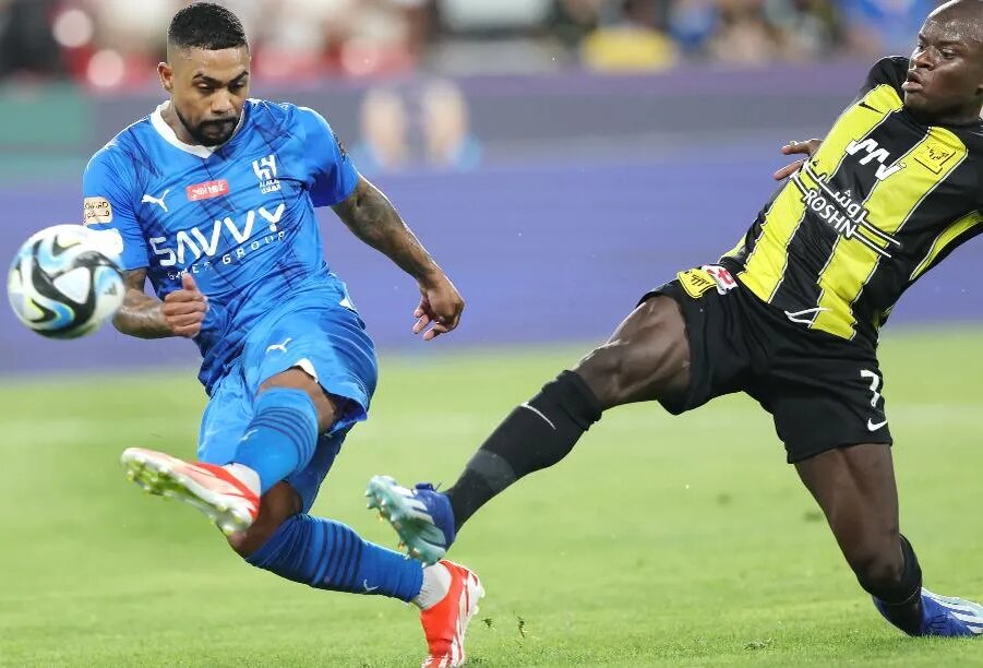 За свой нынешний клуб Малком (слева) играет практически в тех же цветах, что и прежде в Петербурге./ФОТО ALI HAIDER/EPA/ТАСС