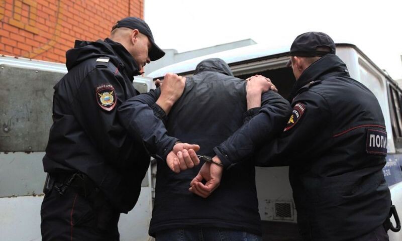 Сначала арестовали отца, затем и мать