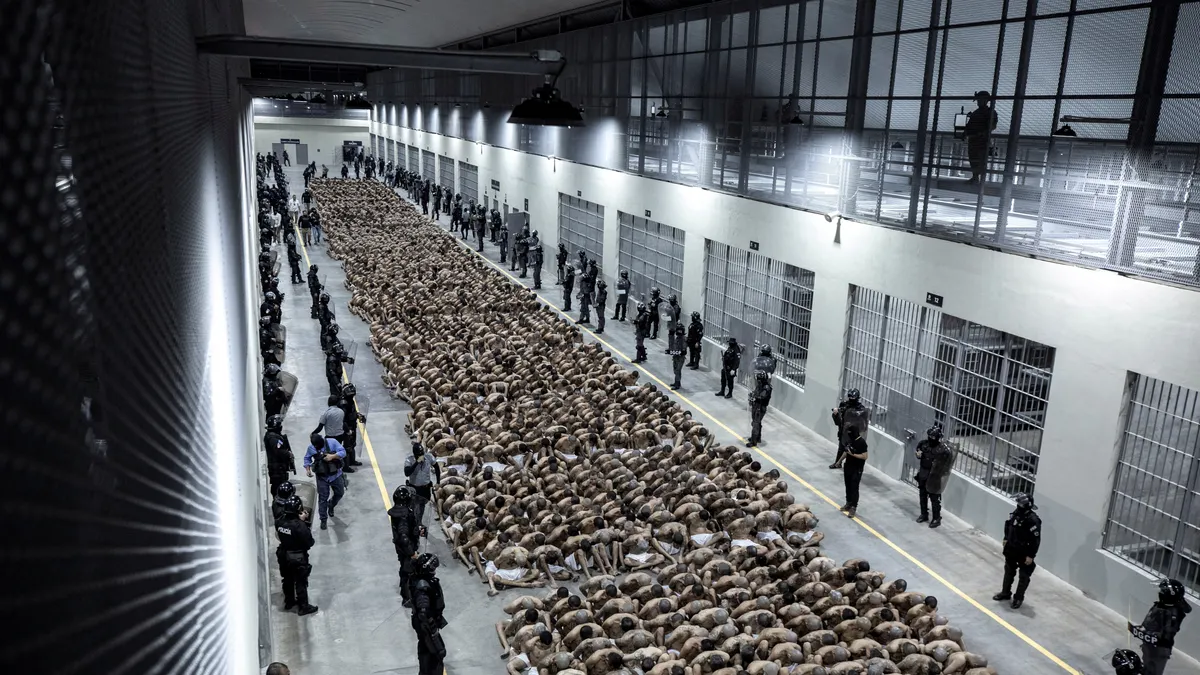 Гигантская тюрьма Cecot.