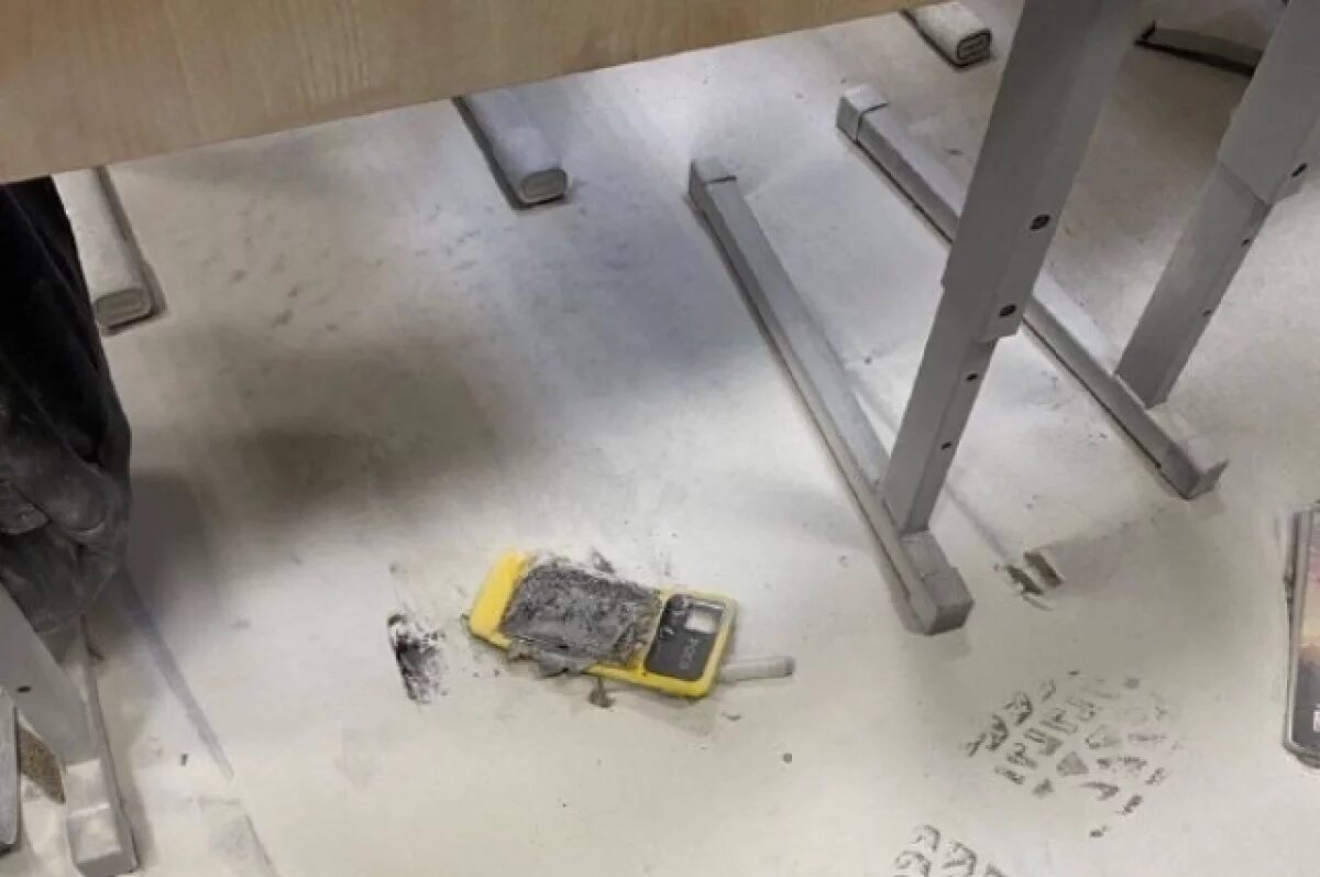    В Нижнем Новгороде у школьника на уроке задымился лежавший на парте телефон