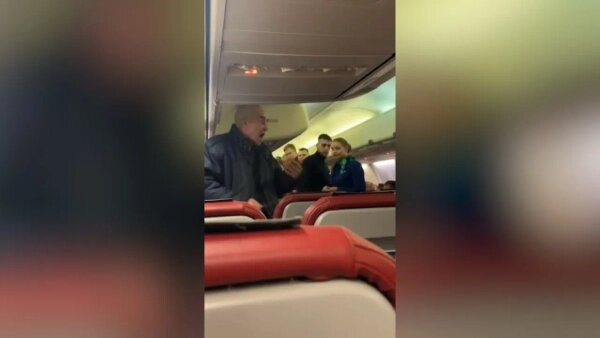 Самолет в нижнем. Taron avia 737-500 faib. Звартноц аэропорт и самолет. Ереван нижний новгород рейс самолет. Ереван нижний новгород рейс самолет.