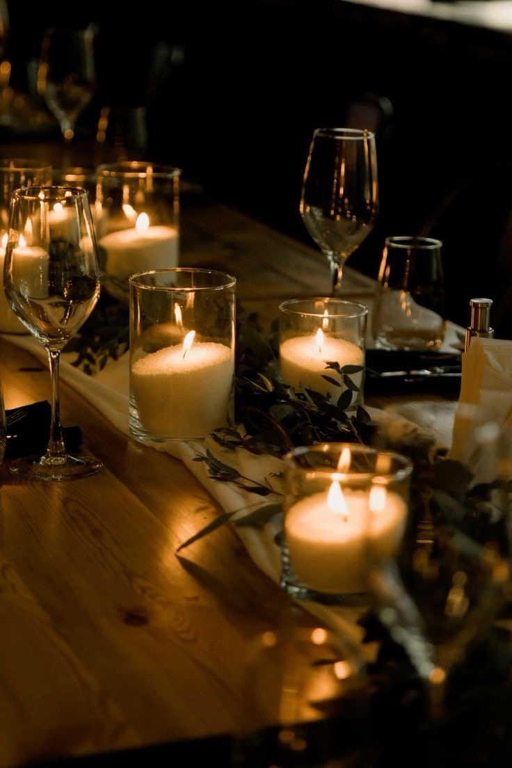 Пример оформления романтичного стола 