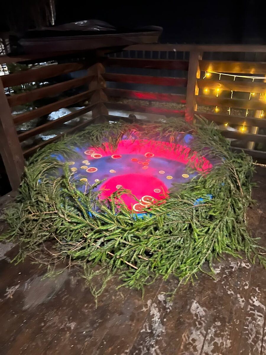 Купель украшенная еловыми ветками придающая особый шарм