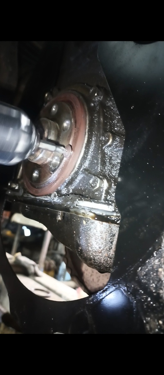 Замена сальника с использованием шурупа — это нестандартный метод, который может быть использован в экстренных случаях, если под рукой нет специального инструмента для извлечения сальника. Вот примерный алгоритм действий:

### Что понадобится:
- Шуруп (подходящего диаметра и длины)
- Отвертка или шуруповерт
- Молоток
- Плоскогубцы или пассатижи

### Шаги:
1. **Подготовка**: Убедитесь, что вы отключили оборудование и сняли деталь, где находится сальник. Очистите область вокруг сальника от грязи и масла.

2. **Вкручивание шурупа**:
   - Возьмите шуруп подходящего размера (диаметр должен быть меньше внутреннего диаметра сальника).
   - Аккуратно вкрутите шуруп в сальник с помощью отвертки или шуруповерта. Шуруп должен плотно зацепиться за материал сальника.

3. **Извлечение сальника**:
   - Когда шуруп надежно закреплен в сальнике, возьмите плоскогубцы или пассатижи.
   - Потяните за шуруп, чтобы вытащить сальник из посадочного места. Если сальник не поддается, можно слегка постучать молотком по плоскогубцам, чтобы расшатать его.

4. **Установка нового сальника**:
   - Очистите посадочное место от остатков старого сальника.
   - Установите новый сальник, аккуратно запрессовав его с помощью подходящего инструмента (например, трубки подходящего диаметра).

### Важные моменты:
- Этот метод подходит только для небольших сальников и в случаях, когда нет других инструментов.
- Будьте осторожны, чтобы не повредить посадочное место сальника.
- Если сальник установлен в труднодоступном месте, лучше использовать специальный съемник.

Если у вас есть возможность, используйте специализированные инструменты для замены сальников, чтобы избежать повреждений.